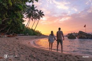 Couple looking at the Sunset of Mirissa Secret Beach, Best Beaches in Sri Lanka